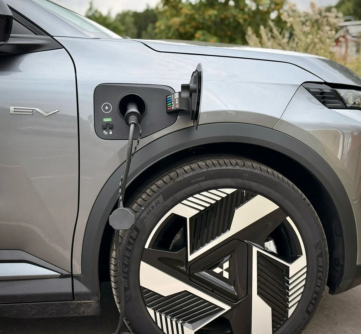 Elektrisk Mitsubishi Eclipse Cross med Ladeport Cover monteret under opladning
