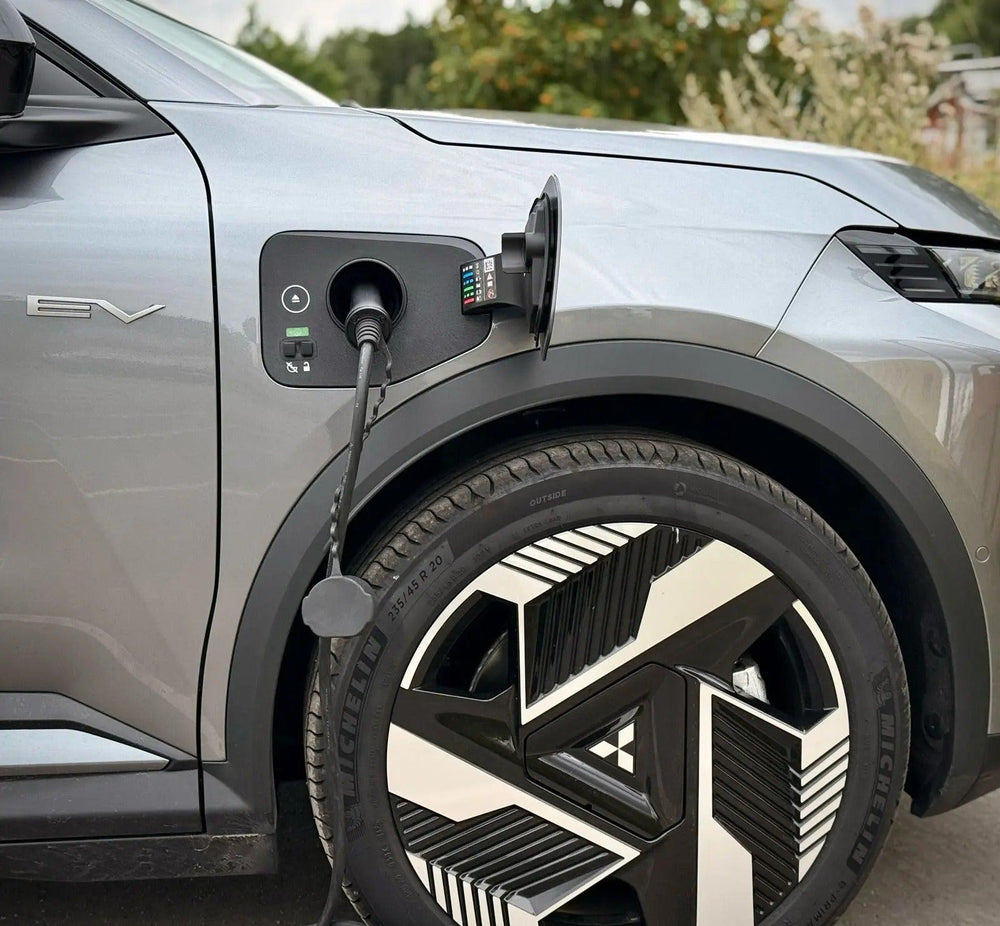 Elektrisk Mitsubishi Eclipse Cross med Ladeport Cover monteret under opladning