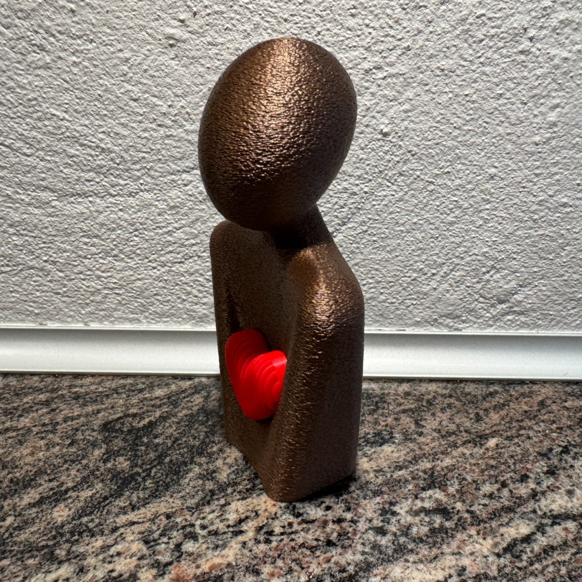 Sabre Hjerterum Figur - borddekorationsfigur med gyldent hjerte fra JM Dimensions