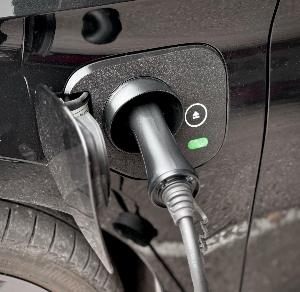 Seat Leon Sportstourer Hybrid Ladeport Cover tæt på med eject-symbol og grøn ladelampe