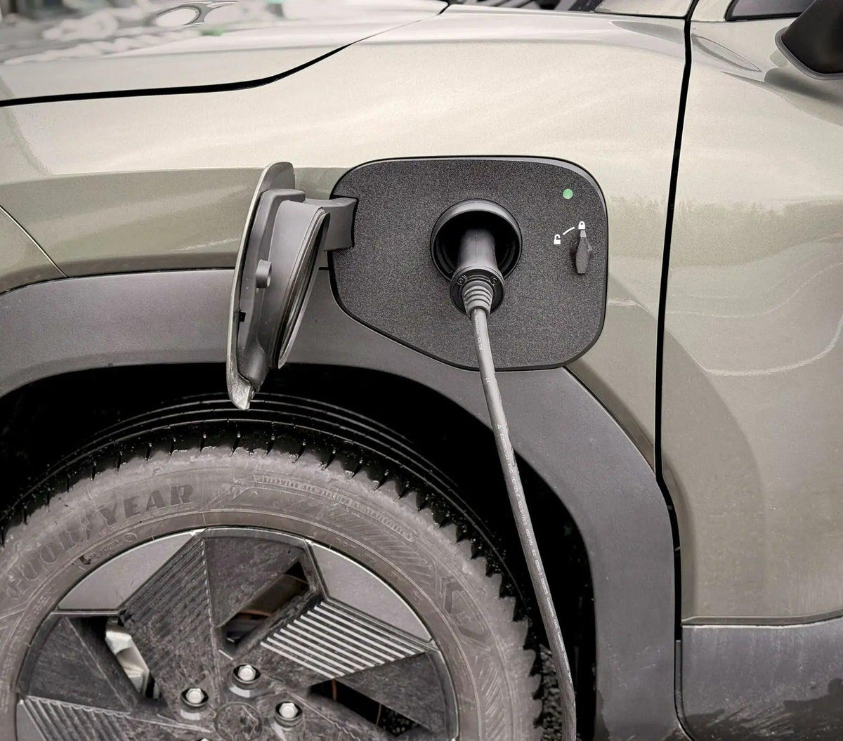 Suzuki eVitara med Ladeport Cover monteret under opladning, set fra siden