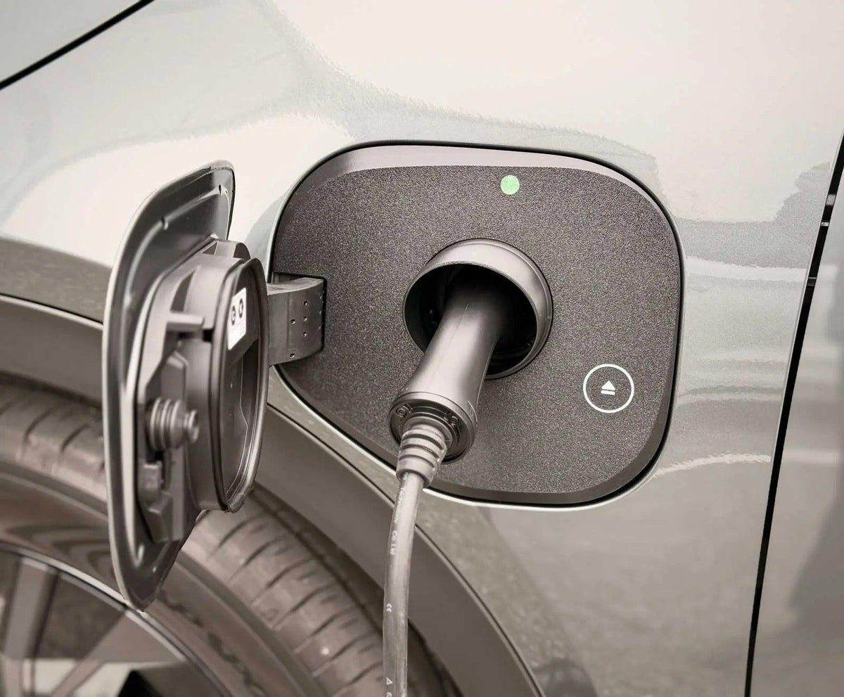 Toyota C-HR+ Ladeport Cover monteret med tilsluttet Type 2-ladestik og eject-symbol
