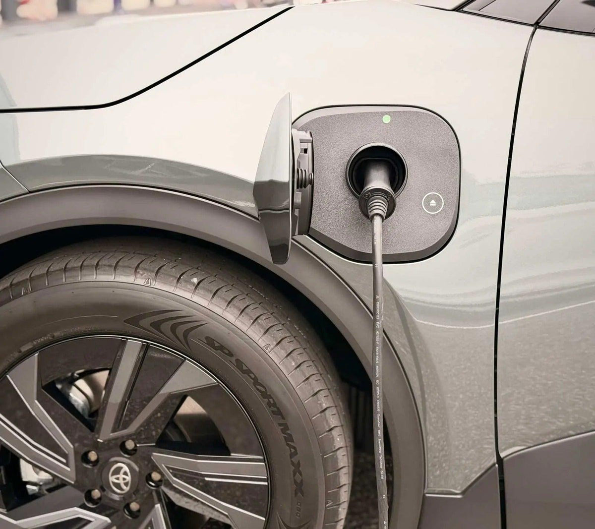 Toyota C-HR+ med Ladeport Cover monteret under opladning, set fra siden