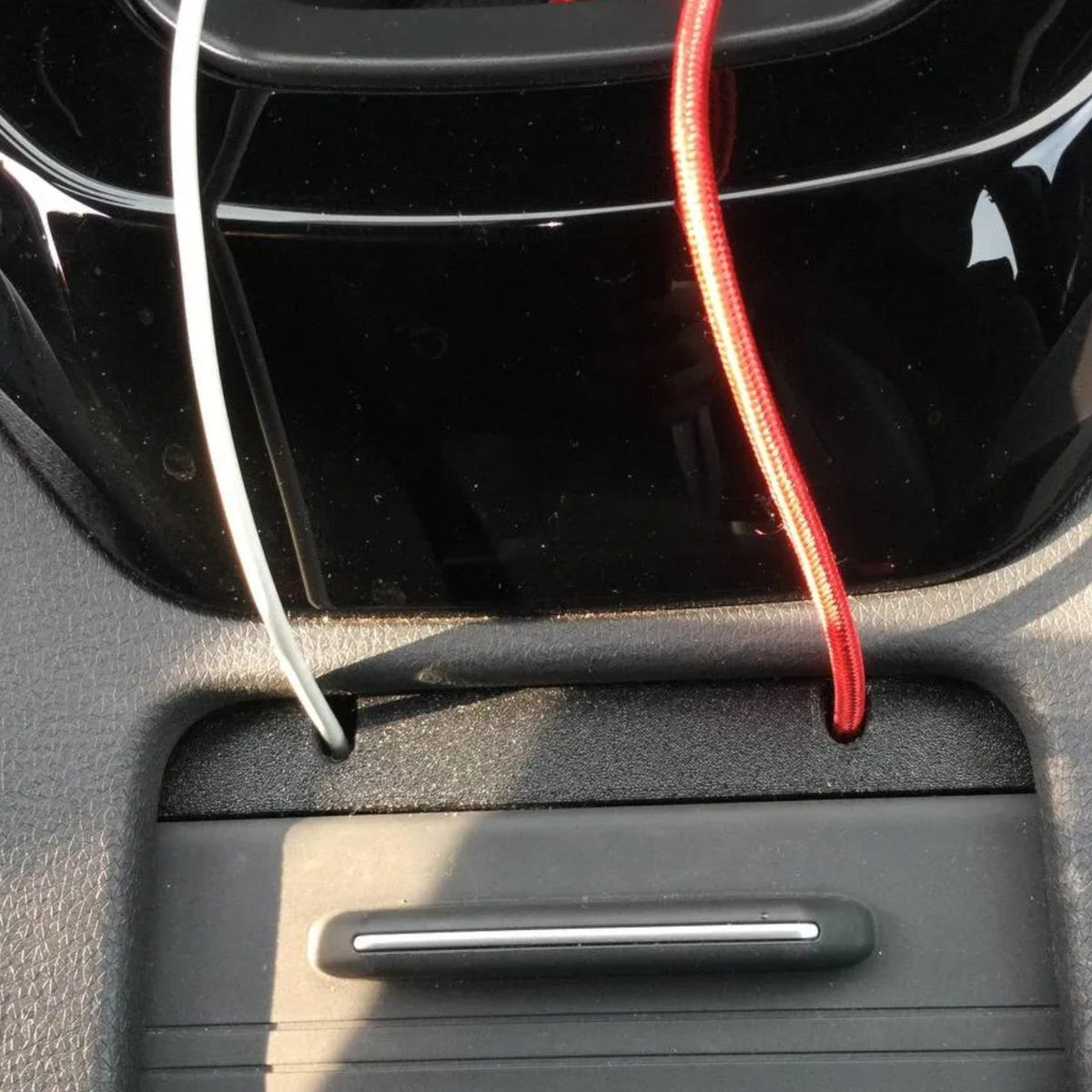 VW ID.3/ID.4 USB Kabelholder til Midterkonsol - organiserer kabler og opladning i bil fra JM Dimensions