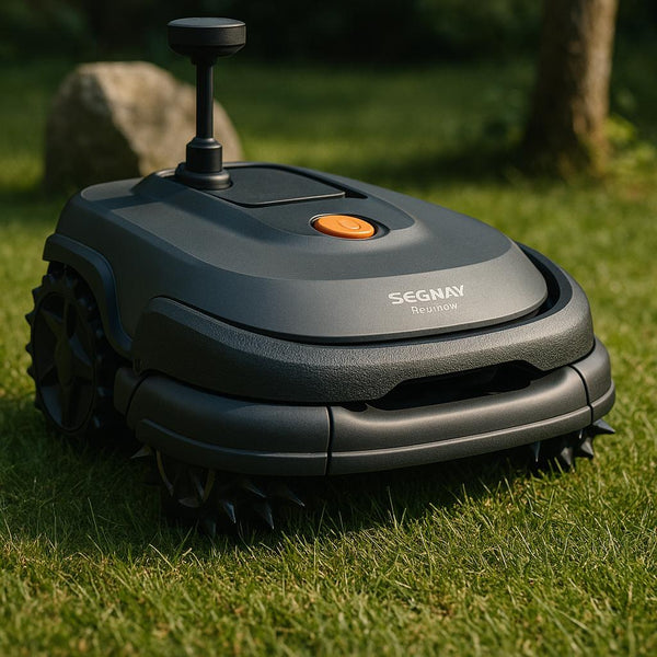 Robotplæneklipper på græsplæne.