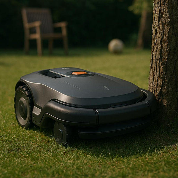 Robotplæneklipper nær et træ i en have.