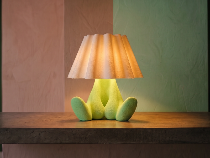 Loopy Lamp Shy tændt på et bord, 3D-printet i Holstebro af JM Dimensions