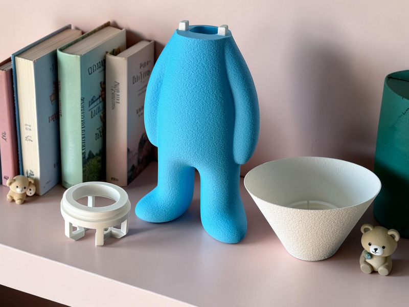 Bold-figuren uden skærm ved siden af vaser, 3D-printet i Holstebro af JM Dimensions