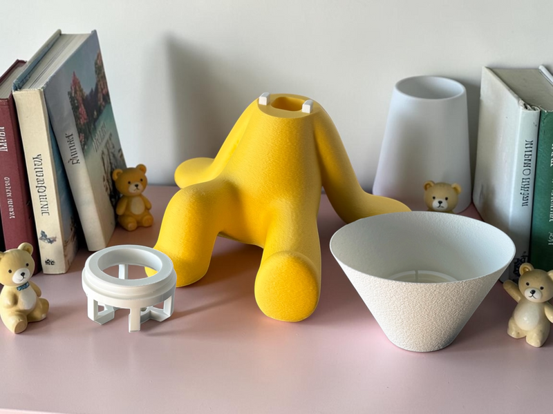 Chill-figuren på en hylde ved siden af vaser, 3D-printet i Holstebro af JM Dimensions
