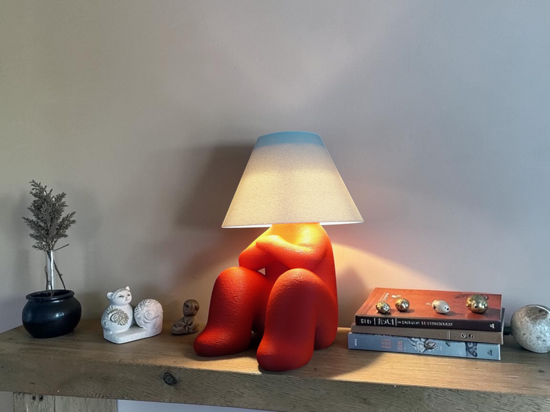 Loopy Lamp Angry tændt på et skrivebord, 3D-printet i Holstebro af JM Dimensions