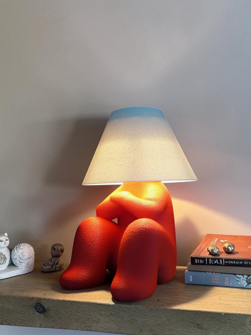 Loopy Lamp Angry set forfra med lyset tændt, 3D-printet i Holstebro af JM Dimensions