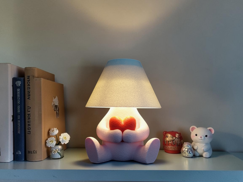 Loopy Lamp Lover tændt på en hylde, 3D-printet i Holstebro af JM Dimensions