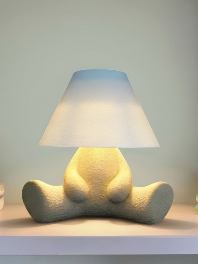 Loopy Lamp Quiet set forfra på en hylde, 3D-printet i Holstebro af JM Dimensions