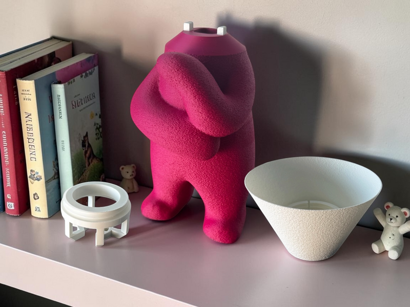 Wise-figuren uden skærm ved siden af en skål, 3D-printet i Holstebro af JM Dimensions