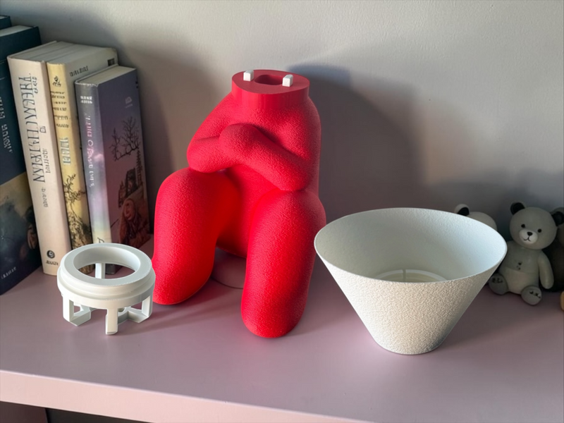Angry-figuren med armene over kors uden skærm, 3D-printet i Holstebro af JM Dimensions