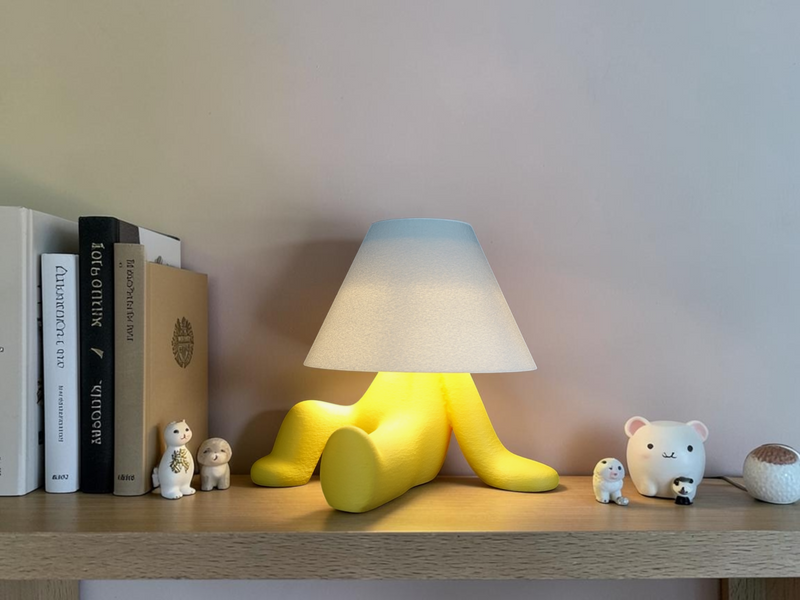 Loopy Lamp Chill tændt på en reol, 3D-printet i Holstebro af JM Dimensions