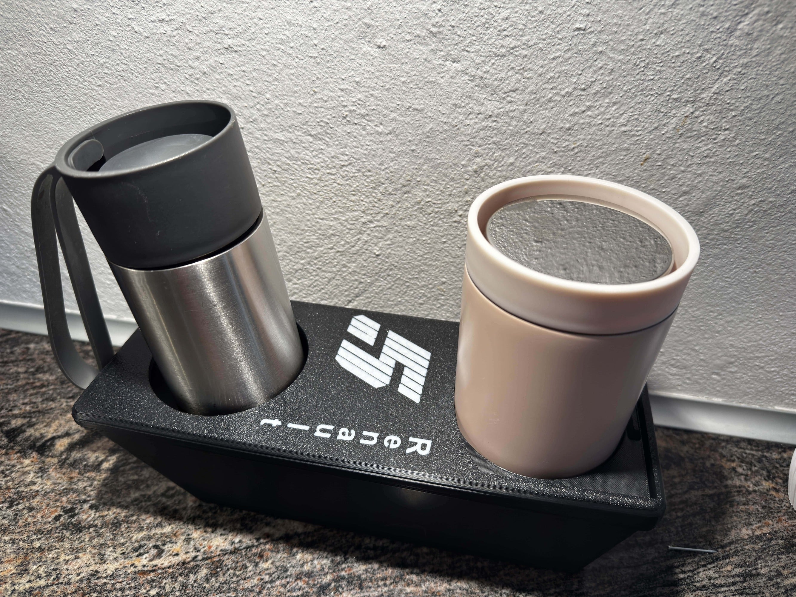 "Sort dobbelt kopperholderbakke - organiserer to kopper og tumbler ved skrivebordet eller køkkenbordet fra JM Dimensions"