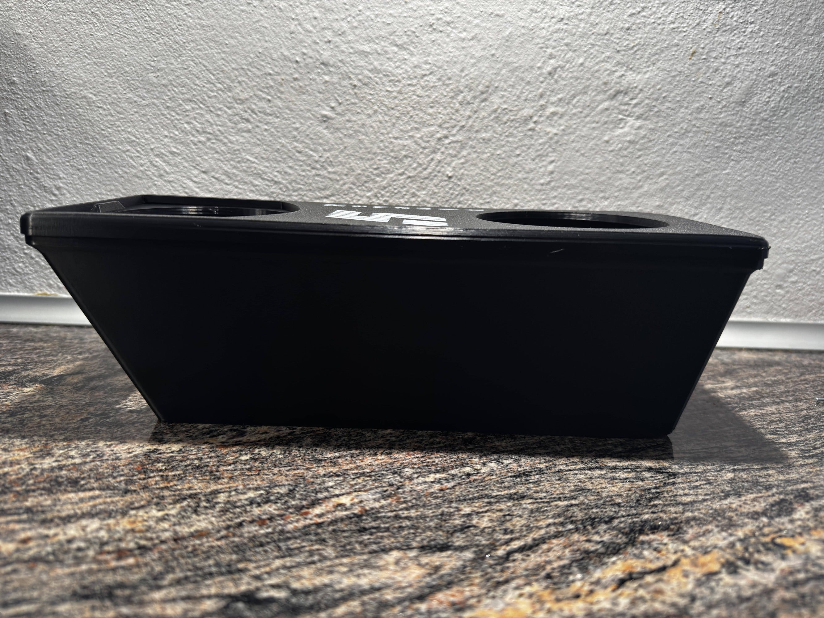 "Sort dobbelt kopholder til skrivebord - stabilt og pladsbesparende kopstativ til to kopper fra JM Dimensions"