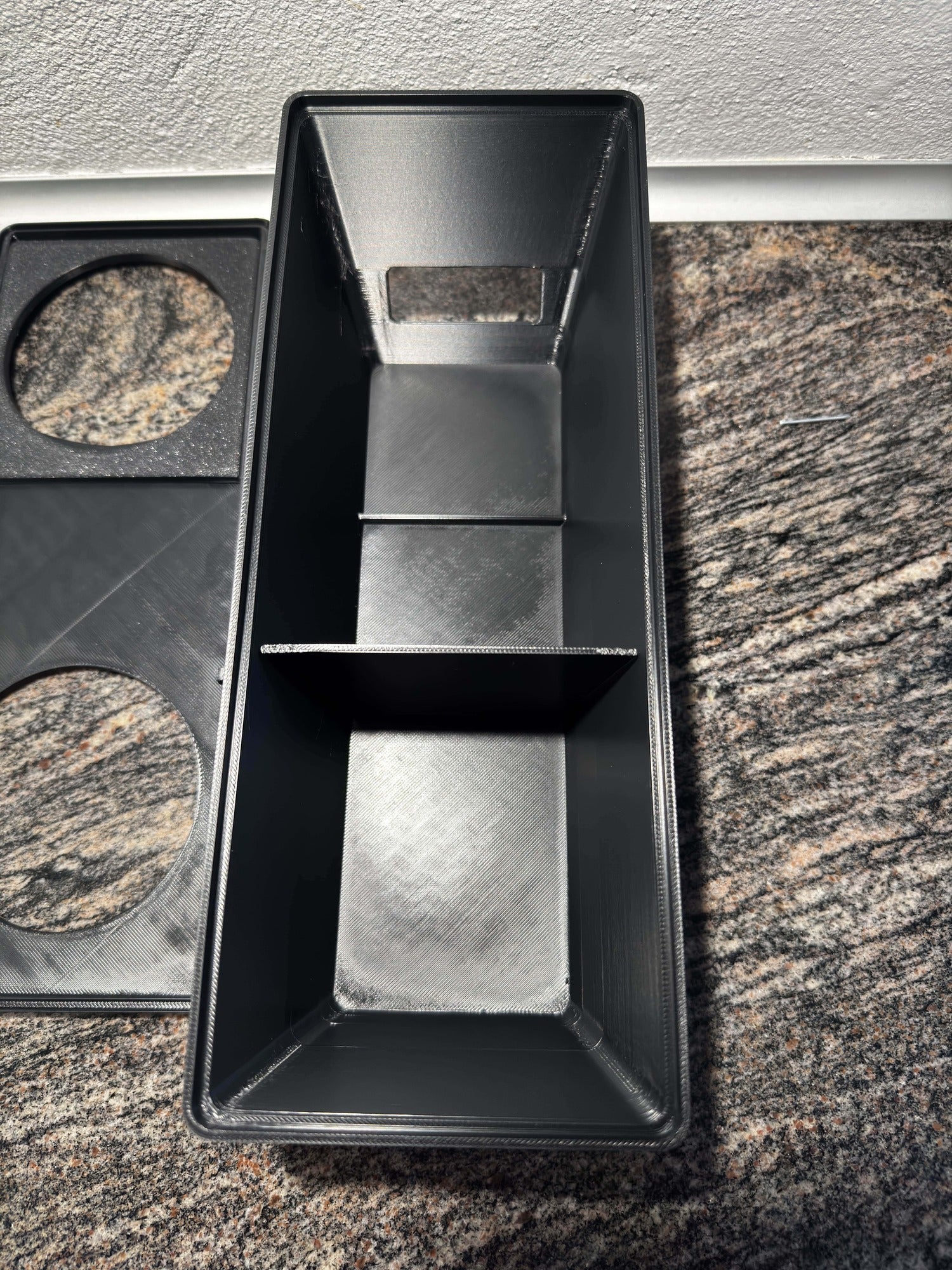 "Dobbelt kopholderbakke - holder to kopper oprejst og opsamler dryp til bord og kaffestation fra JM Dimensions"