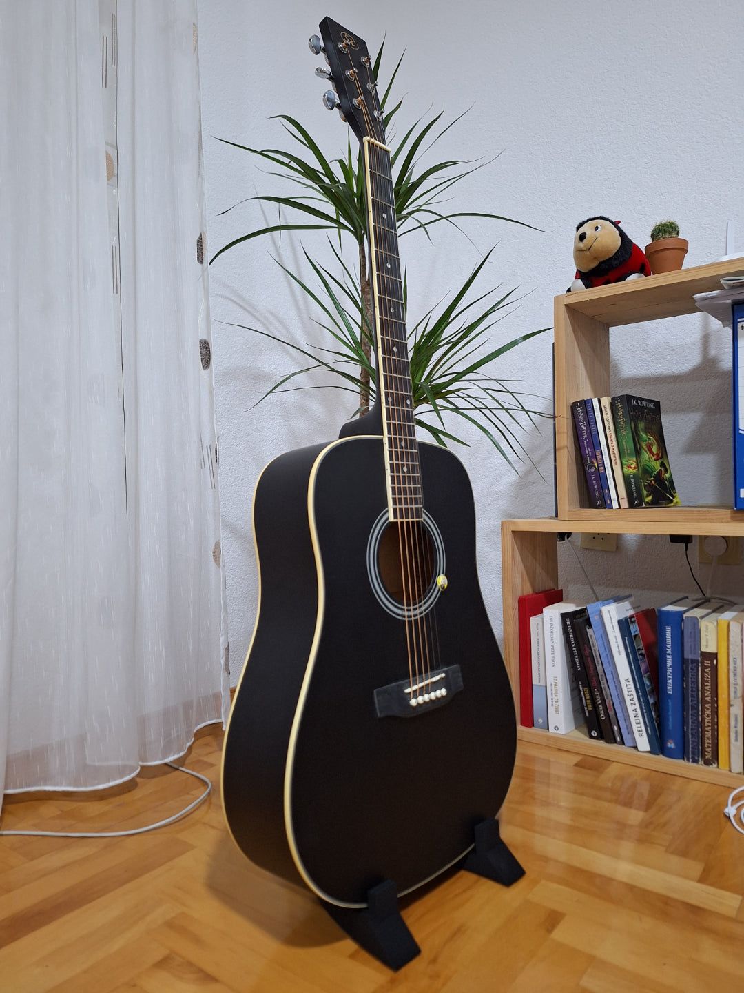 "Guitarholder med G-nøgle - Opbevaring og udstilling af guitarer sikkert fra JM Dimensions"