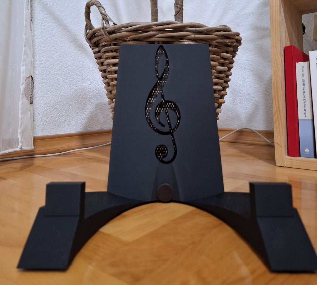 "Guitarholder med G-nøgle - gulvstående stativ til hjemmepraksis for guitaren fra JM Dimensions"