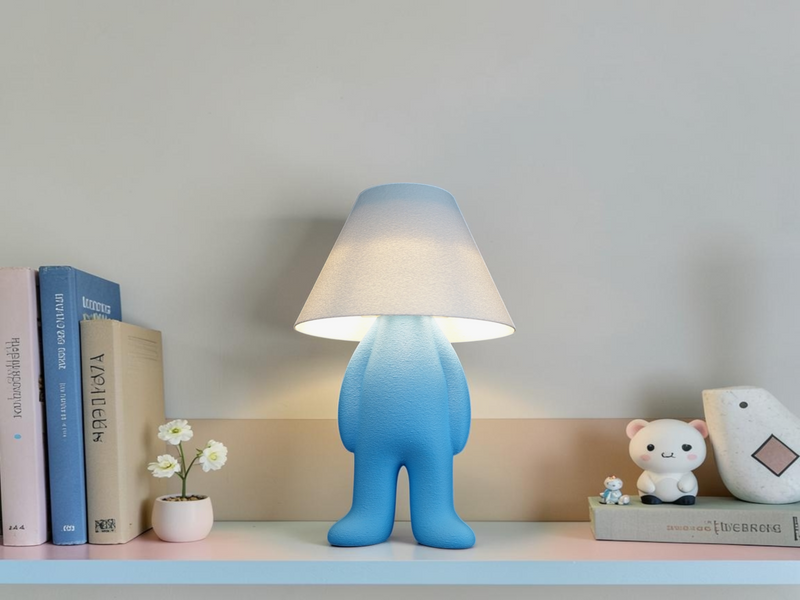 Loopy Lamp Bold tændt på en hylde, 3D-printet i Holstebro af JM Dimensions