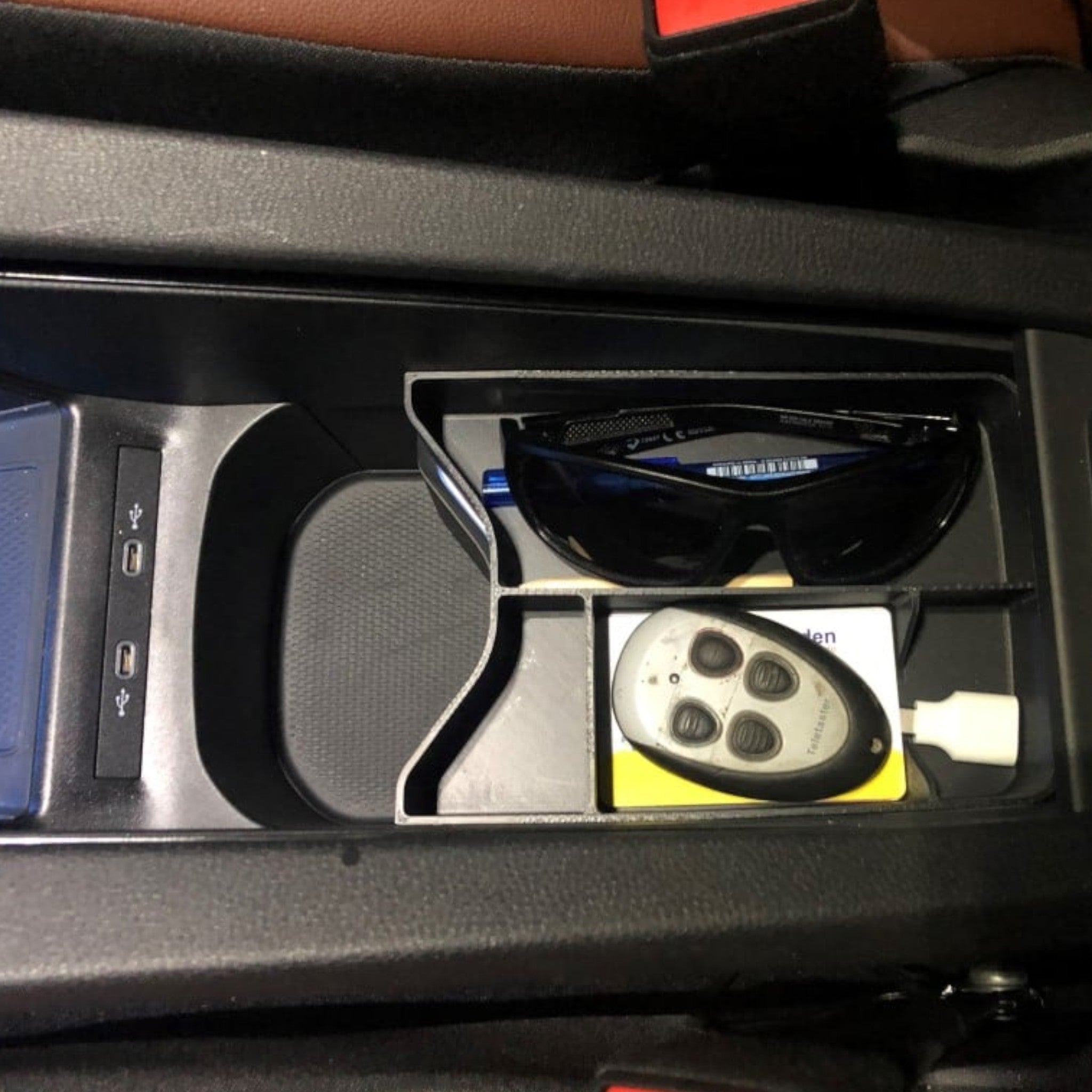 Center Konsol Organizer med Rum til VW ID.4 - Opbevaringsbakke til bilens midterkonsol med flere rum fra JM Dimensions