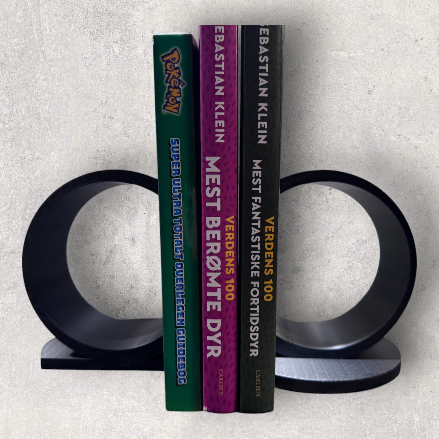 Delta C-formet Bogstøtte - elegant og stabil bogopbevaring til reol og skrivebord fra JM Dimensions