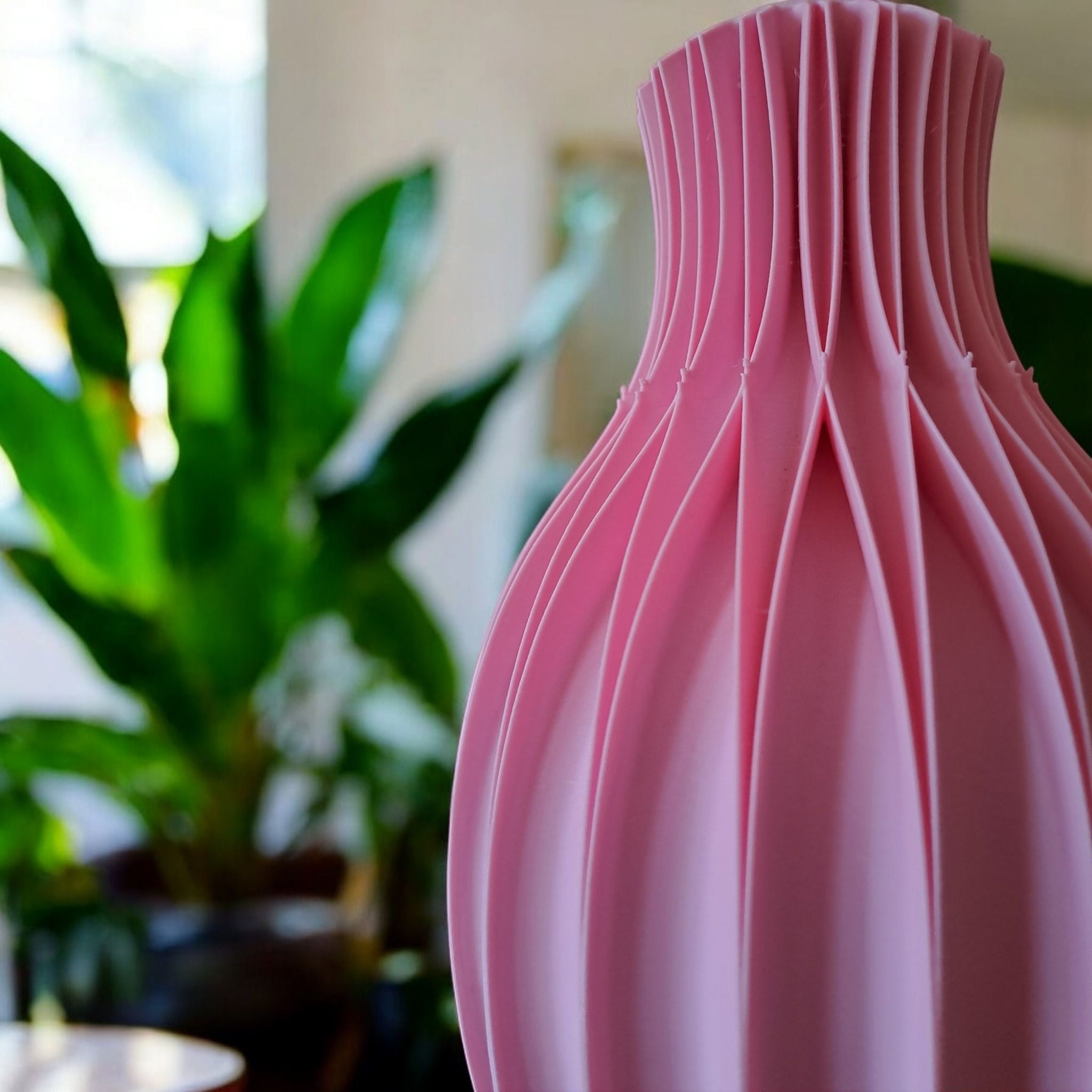 Delta Facetta Vase - geometrisk vase til blomster og borddekoration fra JM Dimensions