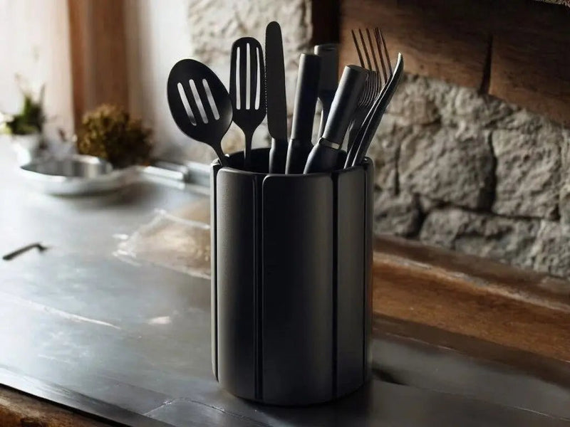 Delta køkkenredskabsholder - praktisk og stilren organisering af køkkenredskaber fra JM Dimensions