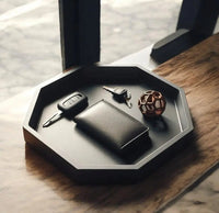 Delta ottekantet bakke til nøgler og pengepung – praktisk organiseringsløsning fra JM Dimensions