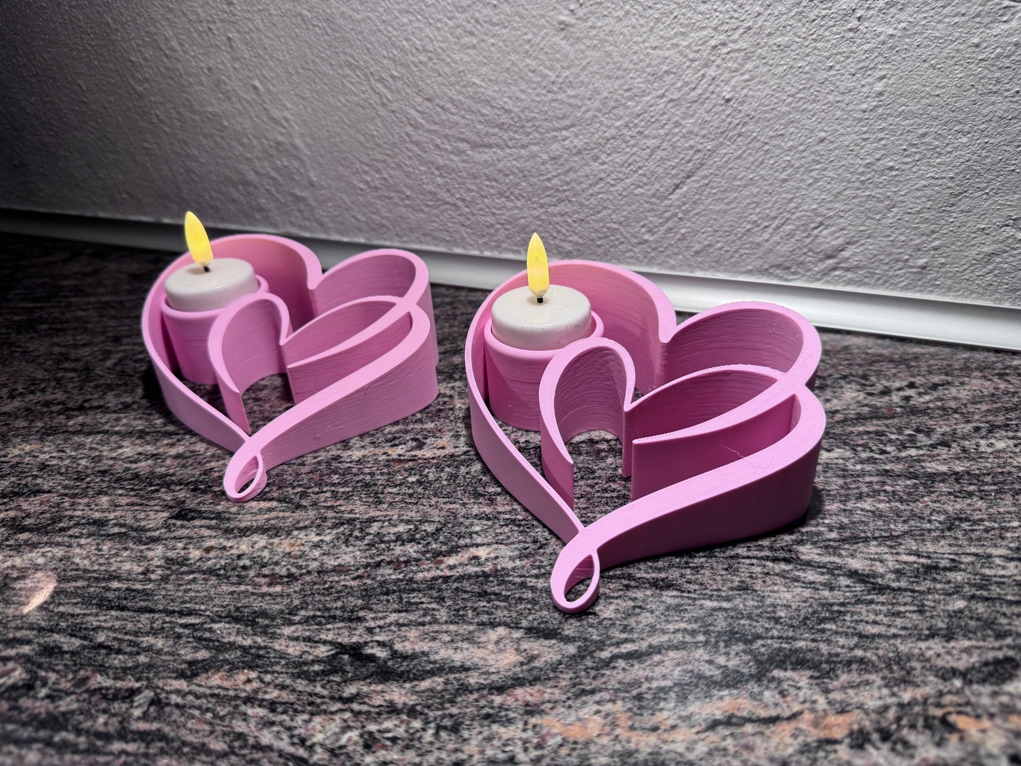 Pink Heart Tealight Holder Sæt (2) - romantisk bordbelysning og stemningsfuld dekoration fra JM Dimensions
