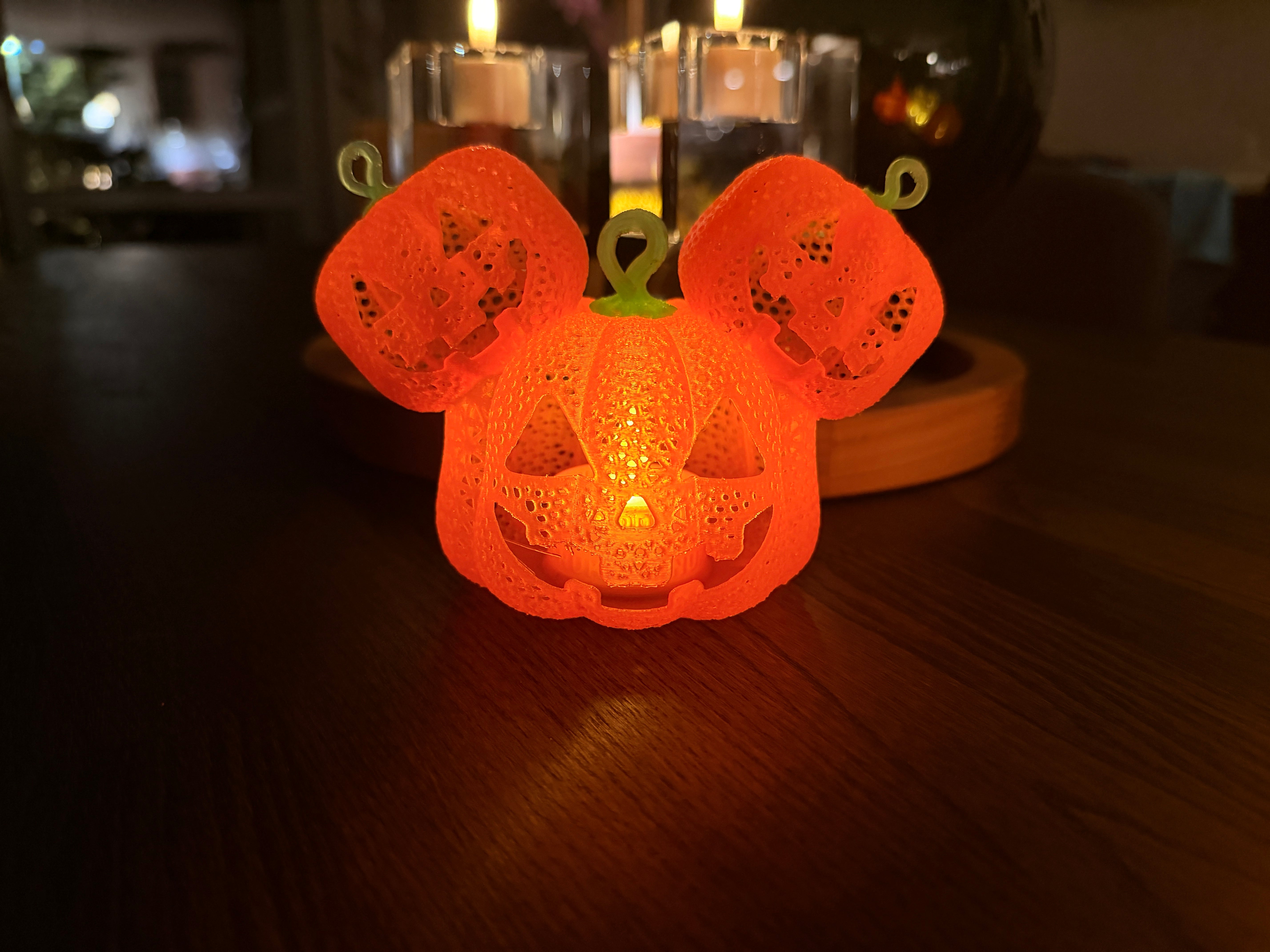 NUKD Jack O' Lantern - bordtealight-holder med LED-lys og perforeret mønster til Halloween fra JM Dimensions