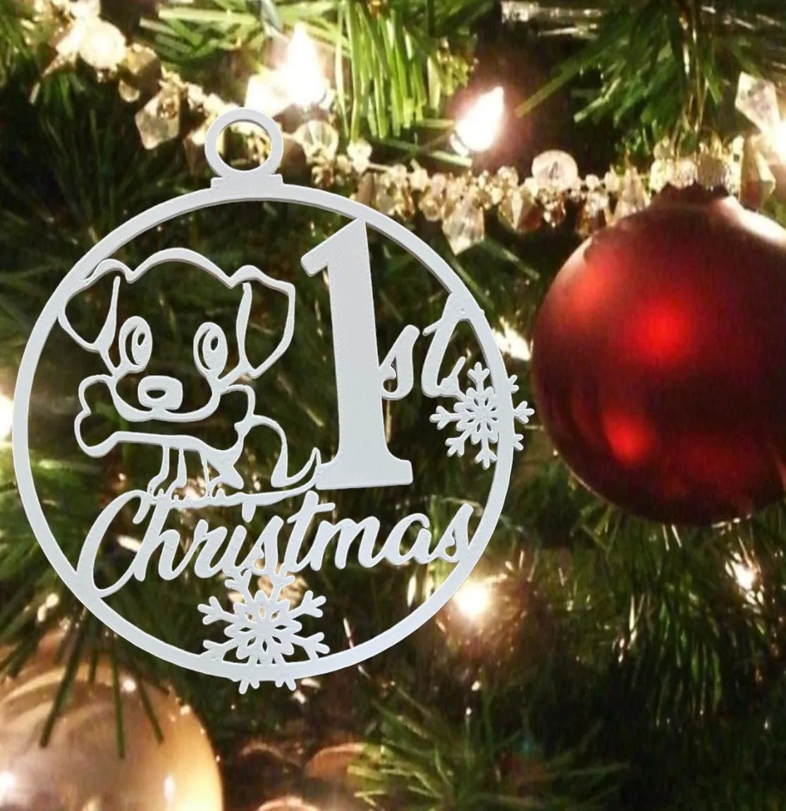 Juletræspynt – Min Hunds Første Jul - personligt ornament til at fejre hundens første jul fra JM Dimensions