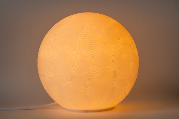Leora O2 Landscape Skulpturlampe, tændt, med bløde bølgede linjer