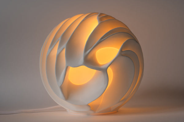 Leora O6 Lava Skulpturlampe, tændt, med lagdelte konturer
