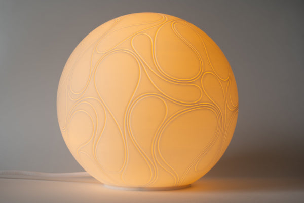 Leora O8 River Skulpturlampe, tændt, med meandrende linjer