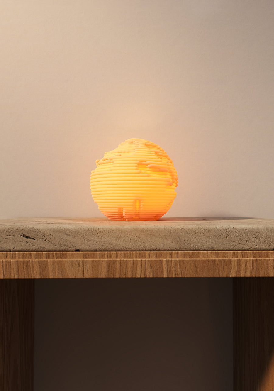 Leora O13-s Erosion Mini Lampe, tændt, med lagdelte flader