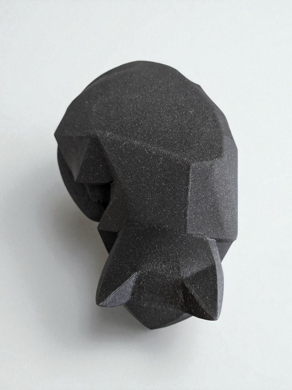 Delta Low-Poly Kat - dekorativ kattefigur til bord- og hjemmedekoration fra JM Dimensions
