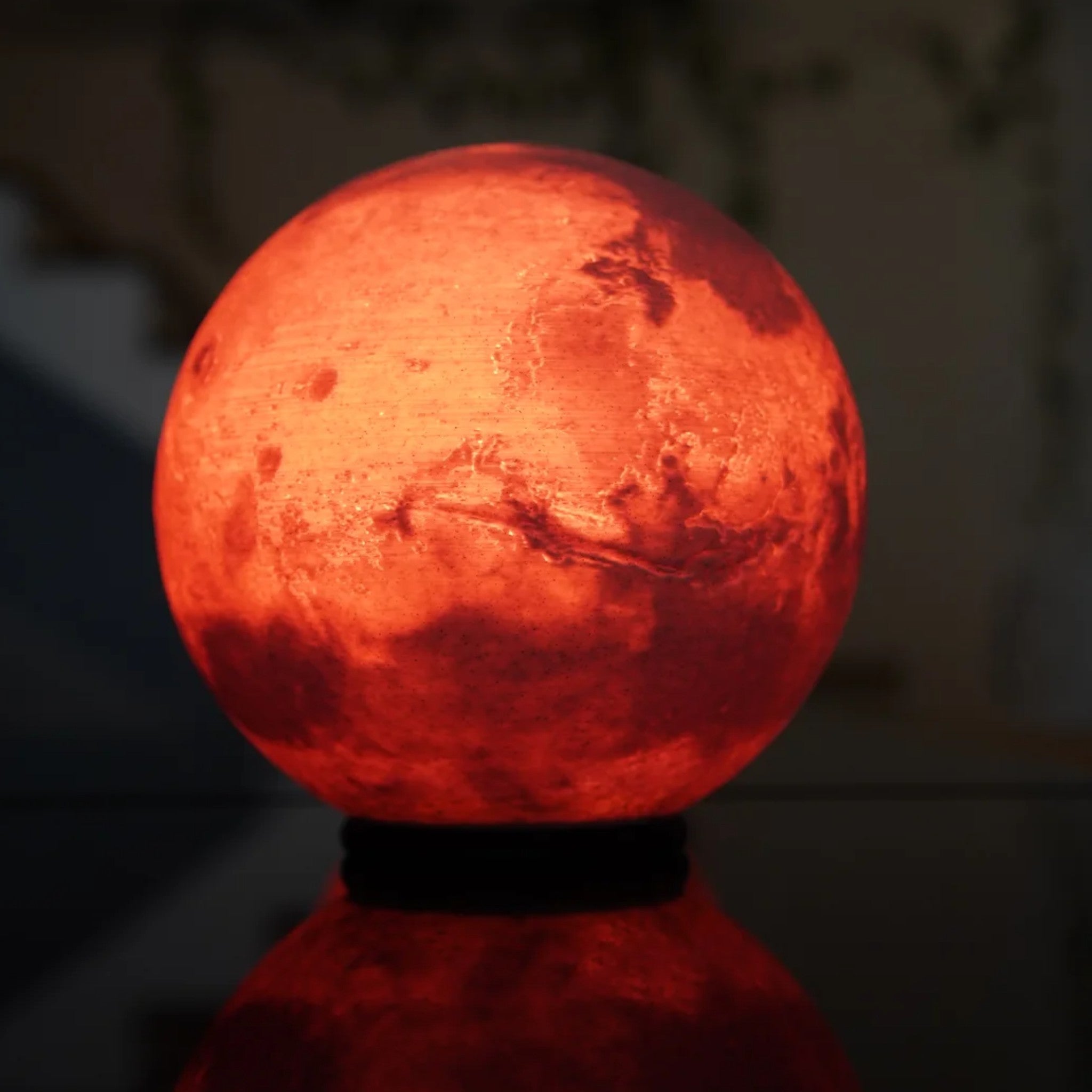 Marslampe - kugleformet natlys og bordlampe til stemningsbelysning fra JM Dimensions