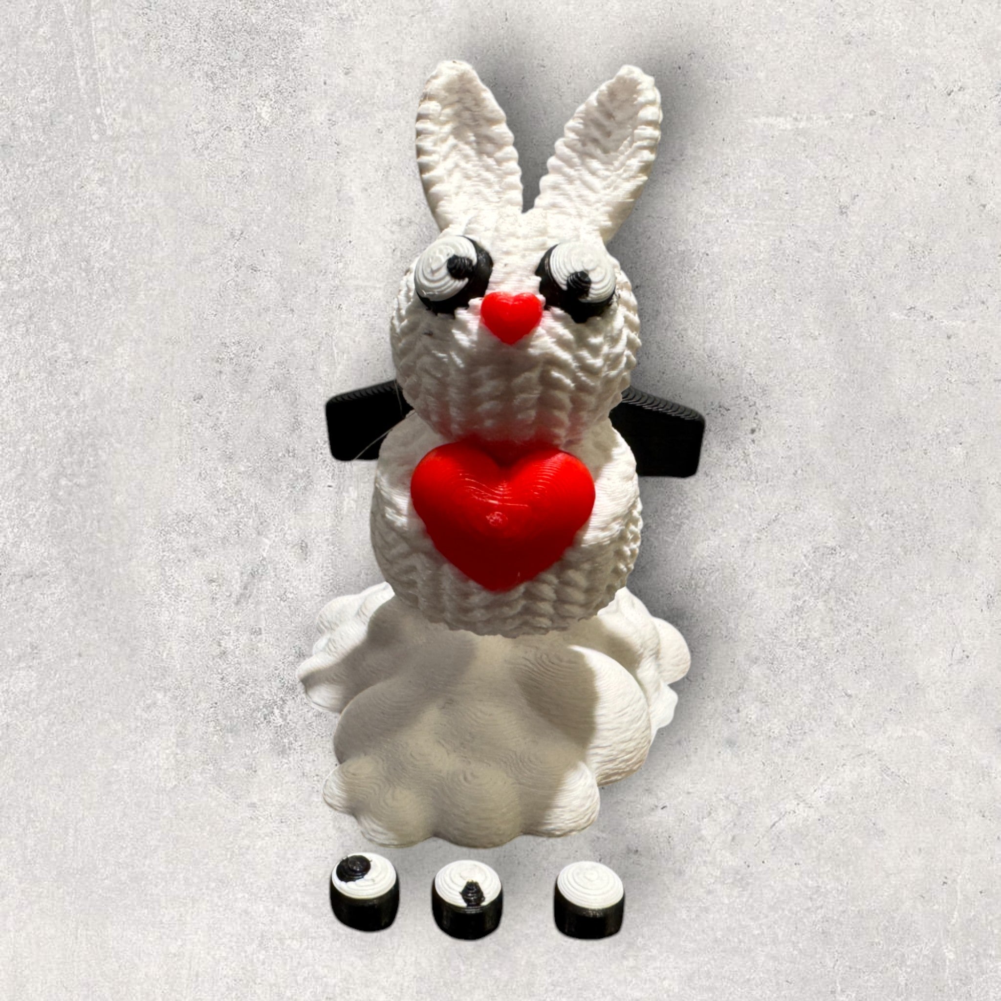 NUKD Kærlighedskanin Ekspressen - farverig kaninfigur borddekoration og gave til påske og Valentinsdag fra JM Dimensions