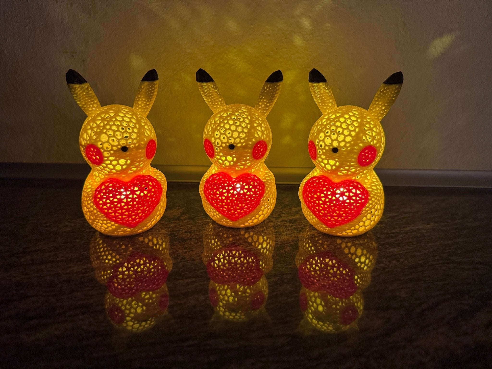 NUKD Pikachu Kærlighedslampe - sødt natlys og dekorativ bordlampe til værelse fra JM Dimensions