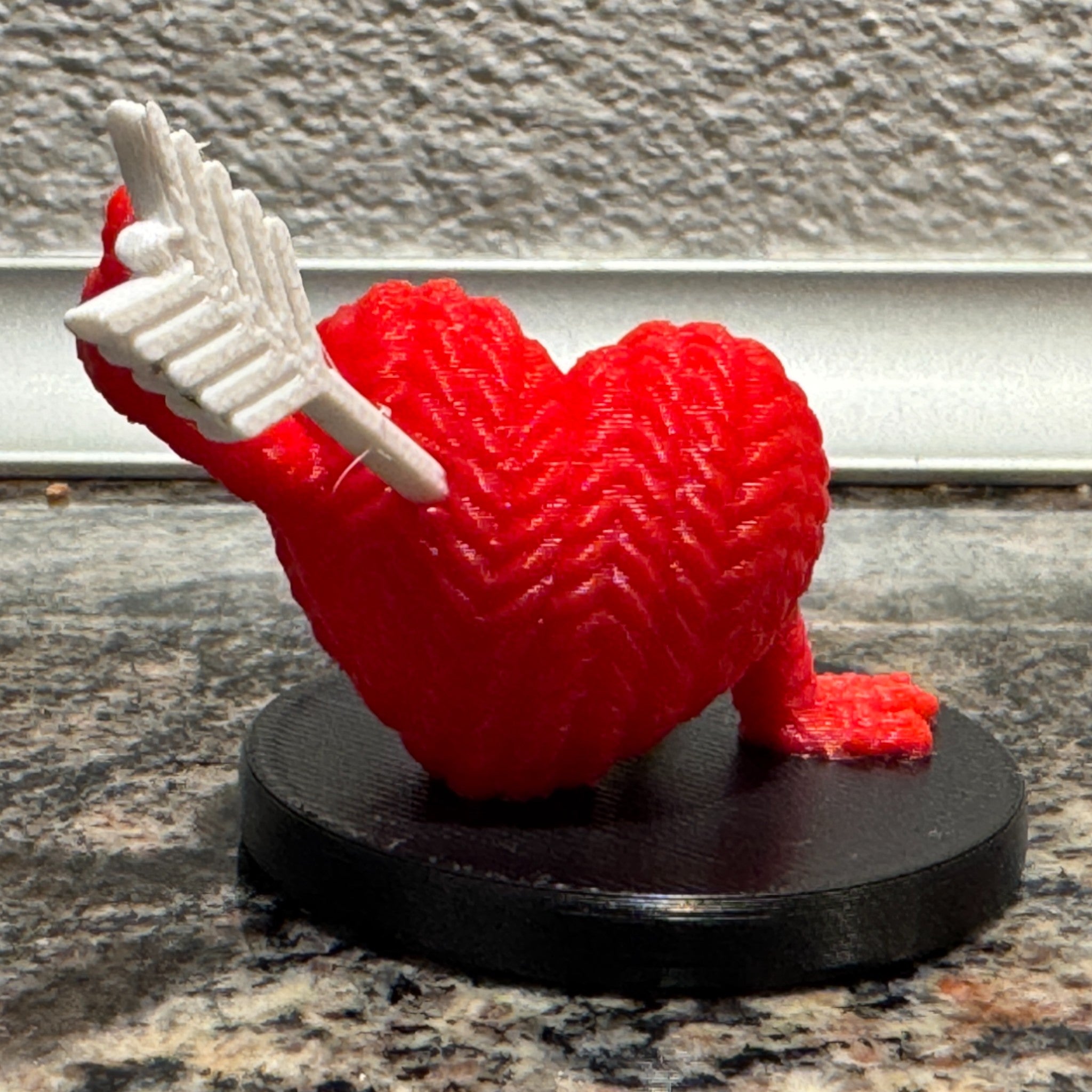 NUKD Pil i Hjertet - 3D-printet romantisk hjertefigur til bord- og hyldedekoration fra JM Dimensions