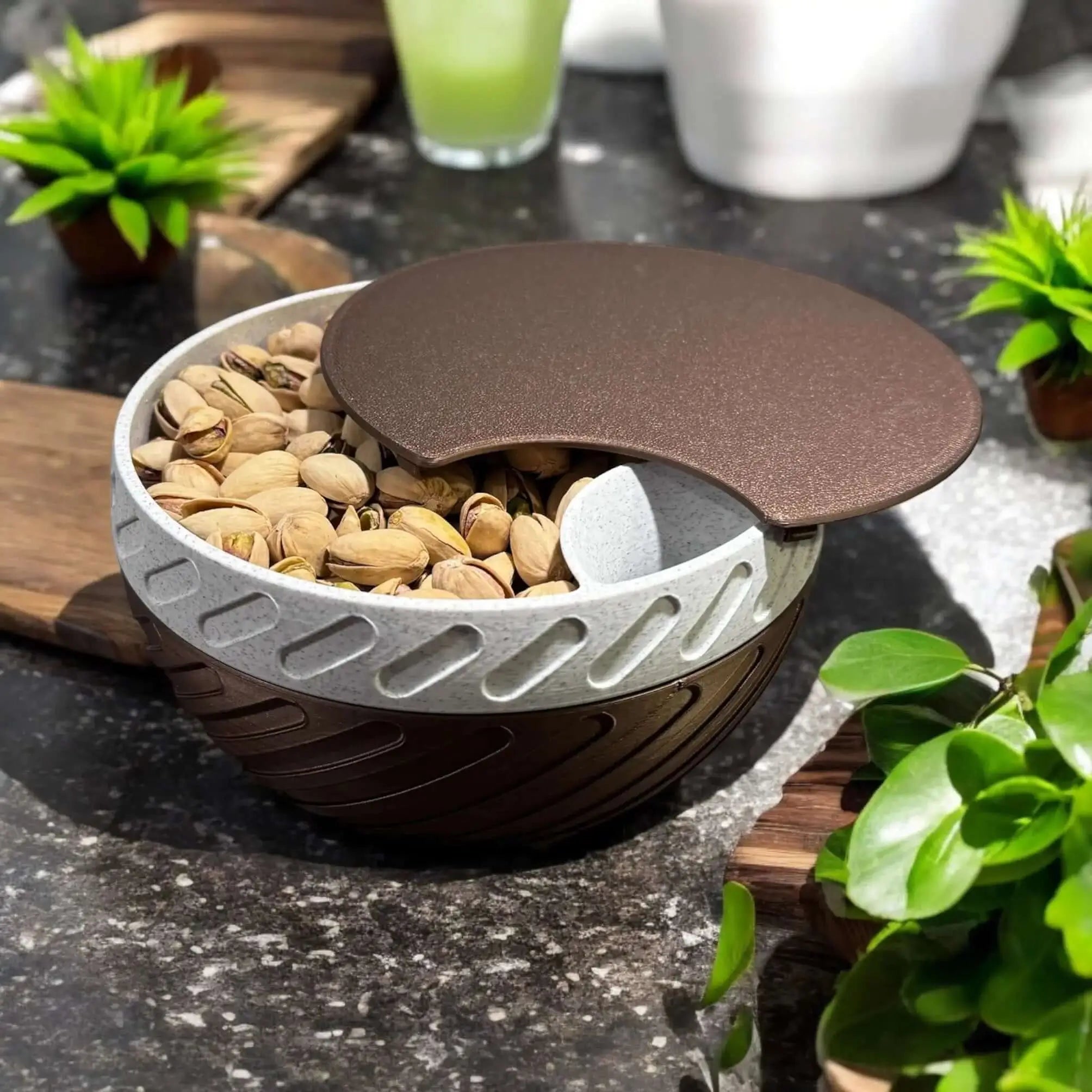 Pistacie Skål med Unikt og Stilfuldt Design - Praktisk 2-i-1 snackskål med affaldsrum fra JM Dimensions