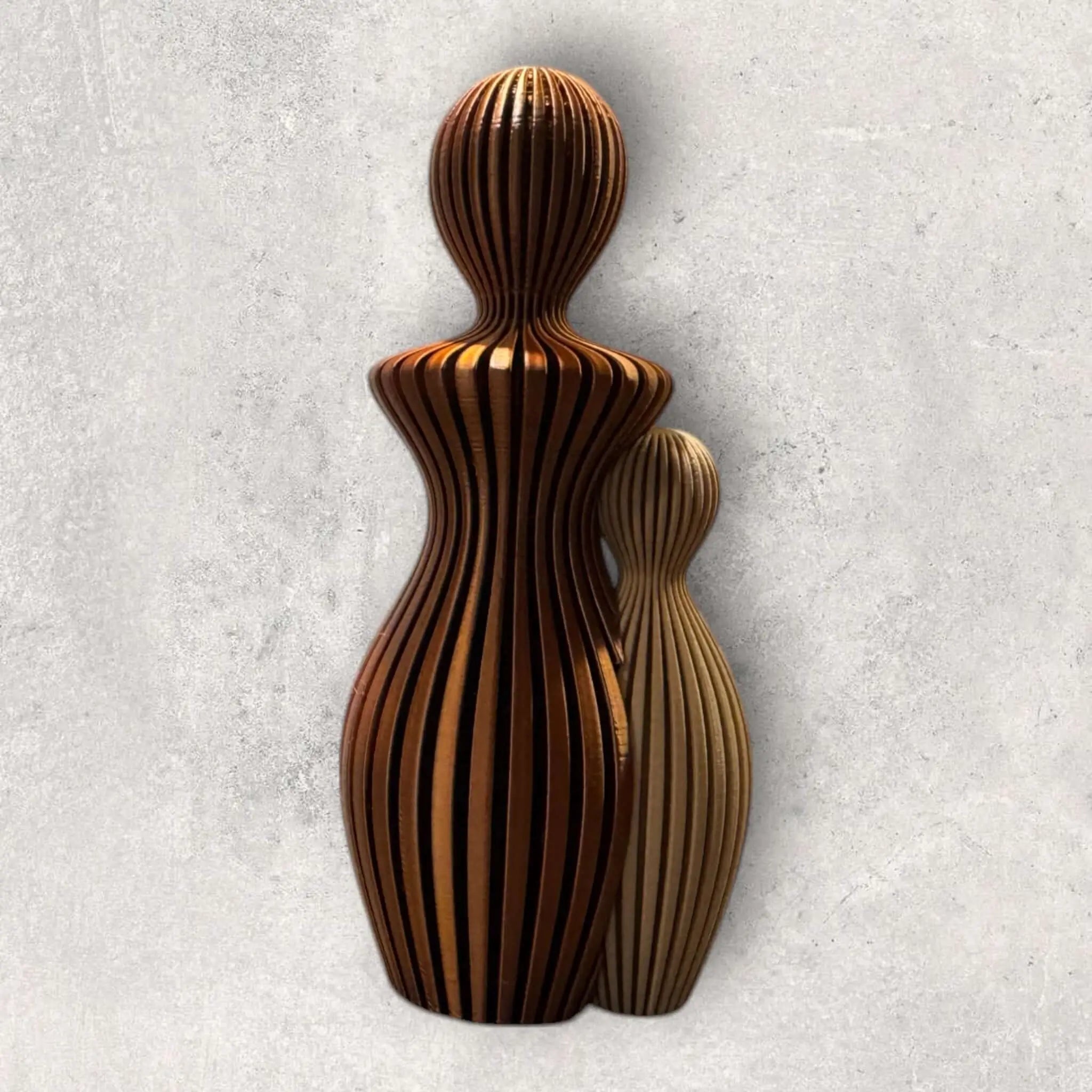 Sabre Forældre Statue - moderne mor og barn figur til boligindretning og symbolsk gave fra JM Dimensions