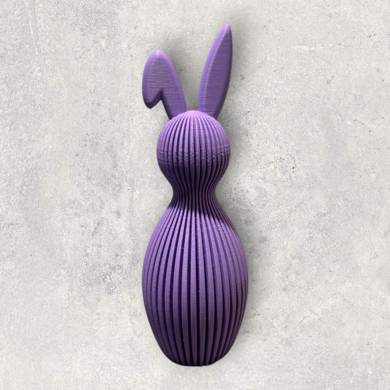 Sabre Glad Påskehare - ribbet kaninfigur til bord- og hyldedekoration fra JM Dimensions