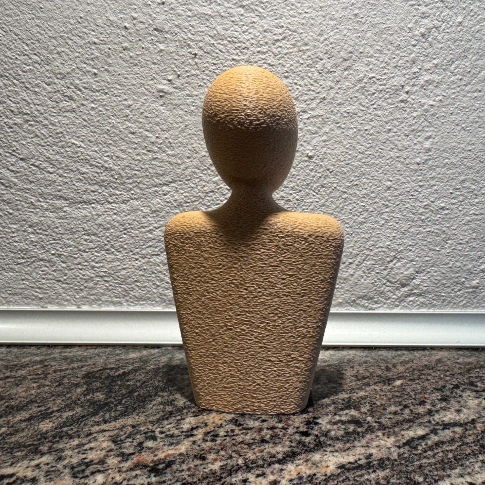 Sabre Hjerterum Figur - minimalistisk bust med guld ribbet hjerte til bord- og hyldedekoration fra JM Dimensions