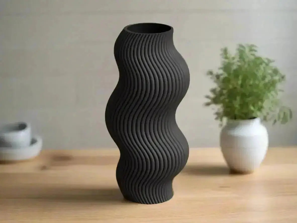 Sabre Moderne Bølge Vase - dekorativ sort bordvase til stilfuld boligindretning fra JM Dimensions