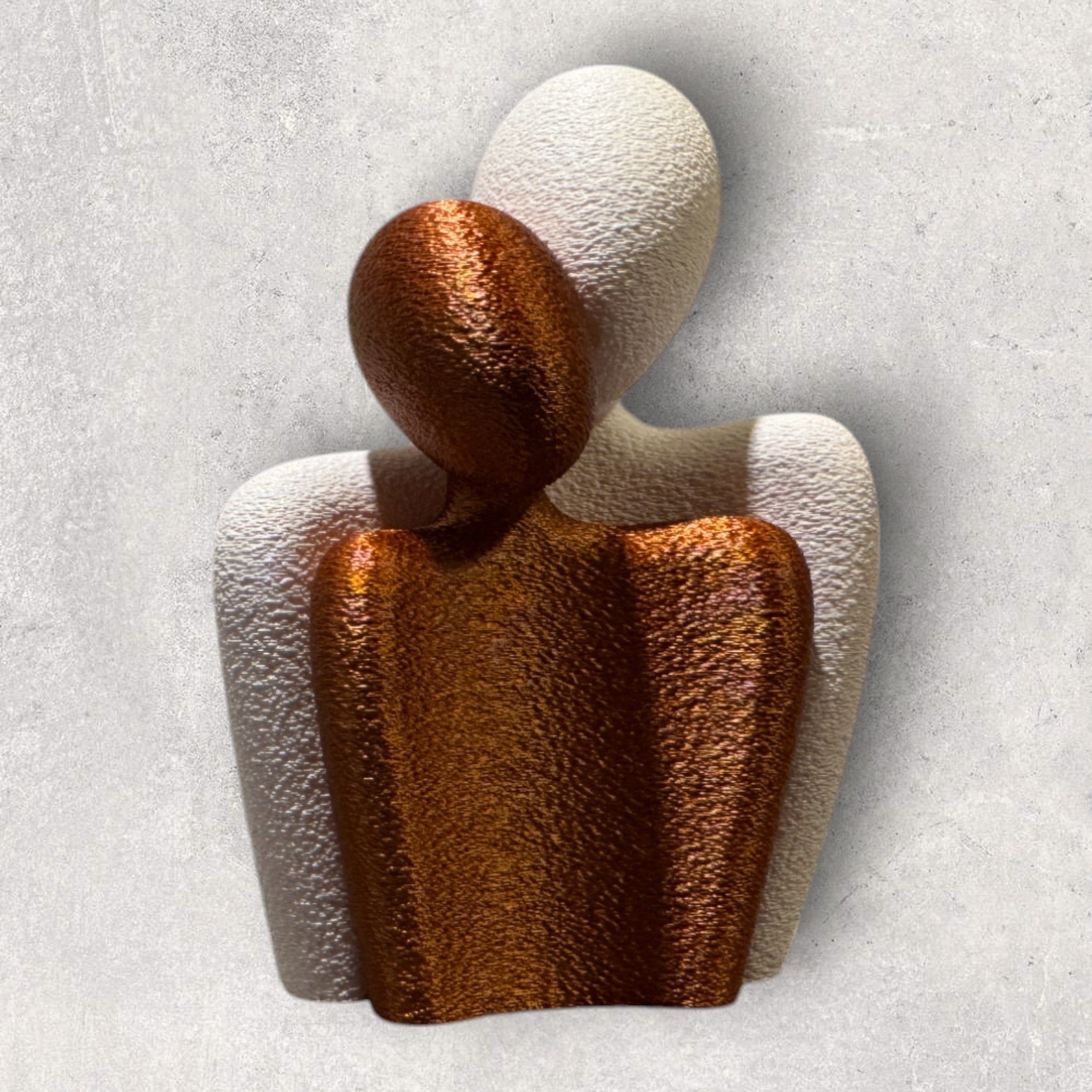 Textureret abstrakt parfigur - kramende skulptur til hylde eller skrivebord fra JM Dimensions