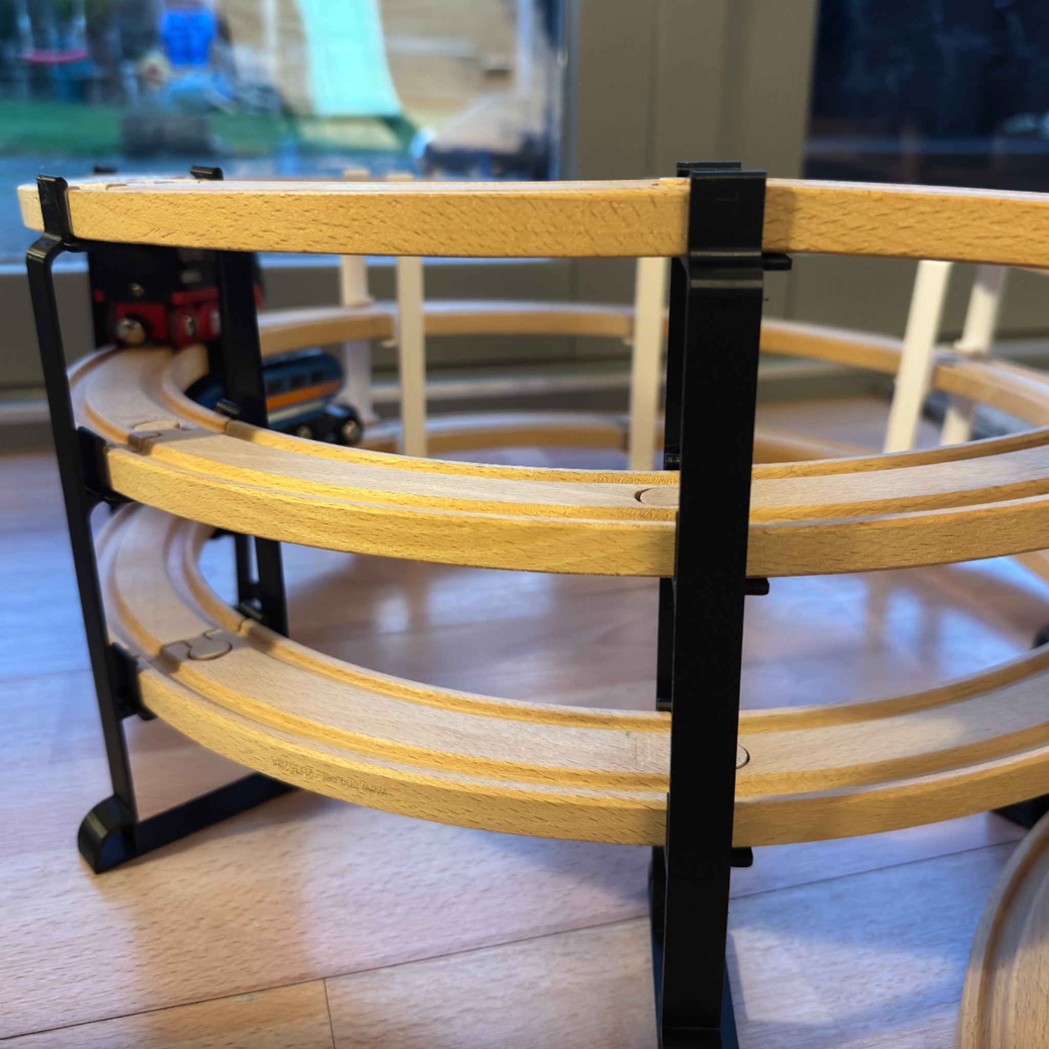 Spiralbro til Togbaner - helixrampe til Brio- og Ikea-kompatible togskinner fra JM Dimensions